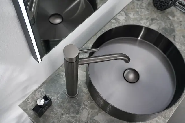 Diego - Gunmetal Bolleservant med linjer i rustfritt stål 