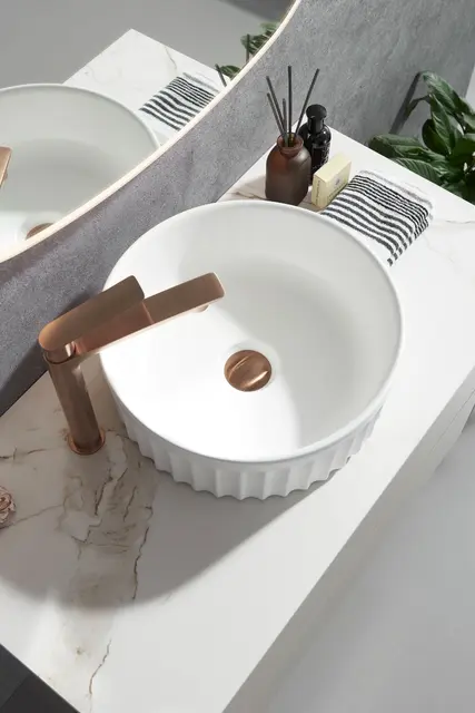 Pagano Rund - Hvit Matt Bolleservant med riller i porselen 