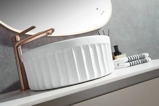 Pagano Rund - Hvit Matt Bolleservant med riller i porselen 