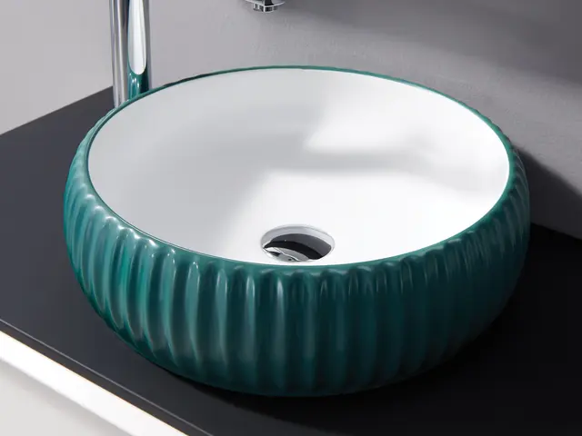 Ruffino - Servant med riller Bolleservant porselen i 3 ulike farger 