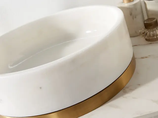 Terra Bianco - Hvit Marmorservant Med base i rustfritt stål 