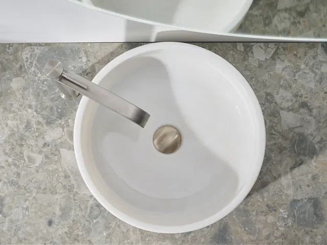 Terra Bianco - Hvit Marmorservant Med base i rustfritt stål 