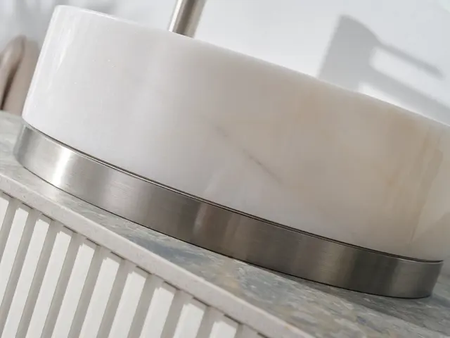 Terra Bianco - Hvit Marmorservant Med base i rustfritt stål 