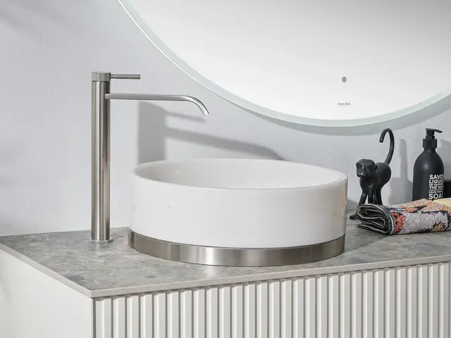 Terra Bianco - Hvit Marmorservant Med base i rustfritt stål 