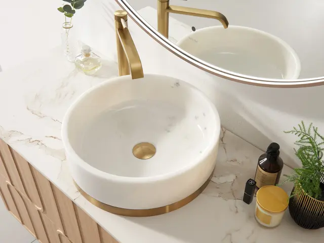 Terra Bianco - Hvit Marmorservant Med base i rustfritt stål 