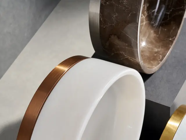 Terra Bianco - Hvit Marmorservant Med base i rustfritt stål 