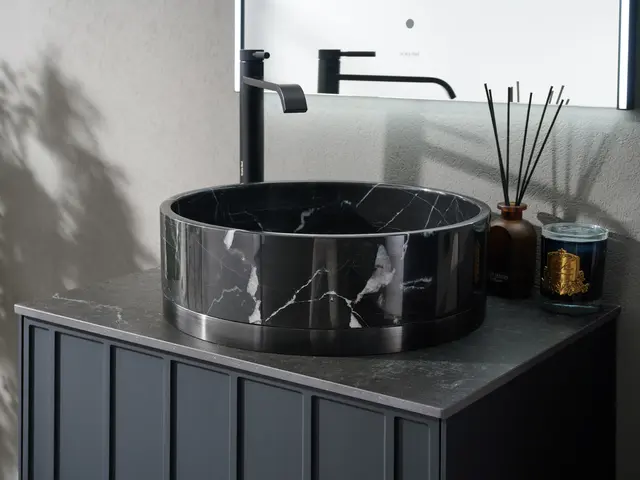 Terra Nero - Sort Marmorservant Med base i rustfritt stål 
