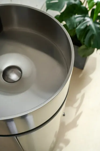 Rosella - Gunmetal Småmøbel i rustfritt stål 