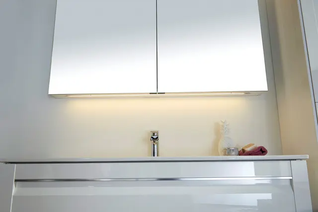 Veneto 120 Speilskap med akryltopp og led-lys 